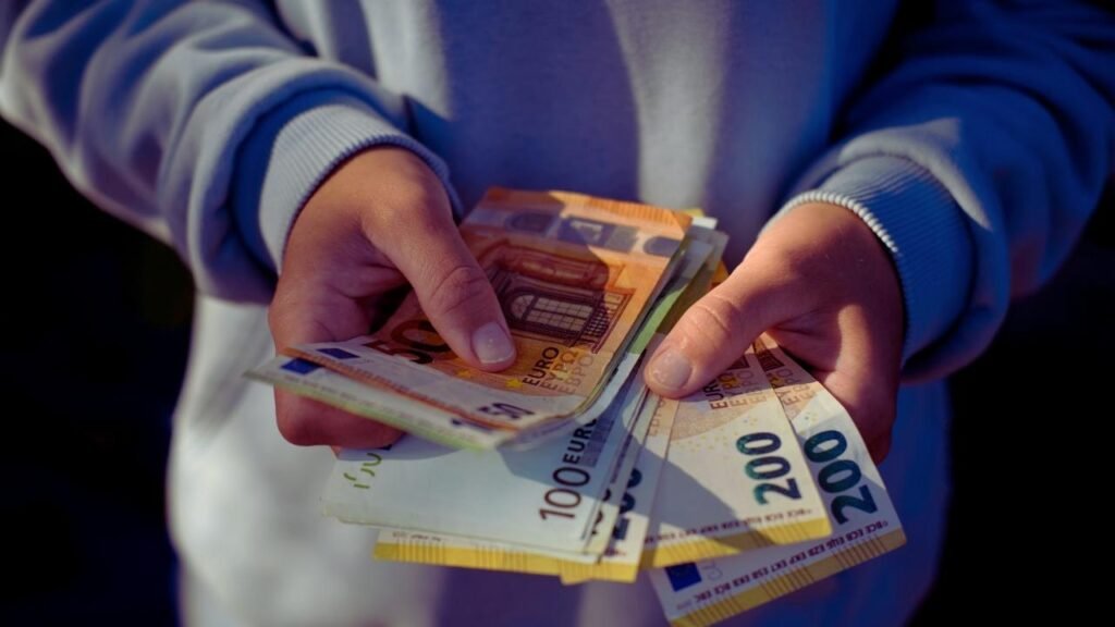 £450 Aid Rolls Out for UK Families This October